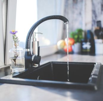 Ce moteur 4'' permet diverses applications comme l'alimentation en eau propre d'une maison ou de l'arrosage.