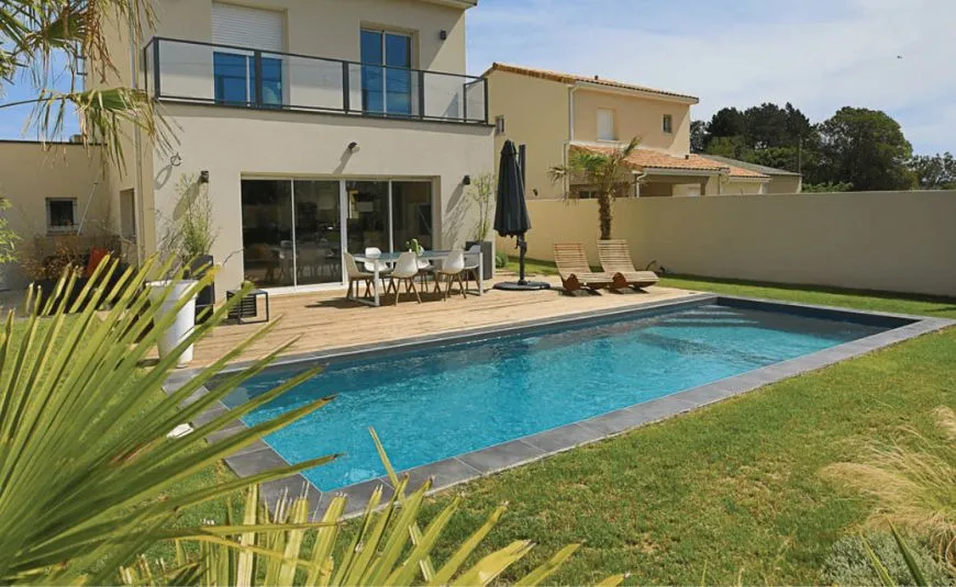 Piscine dotée d'une pompe à eau performante