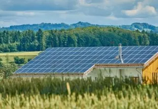 Comment entretenir vos panneaux solaires pour garantir leur longévité et leur efficacité ?